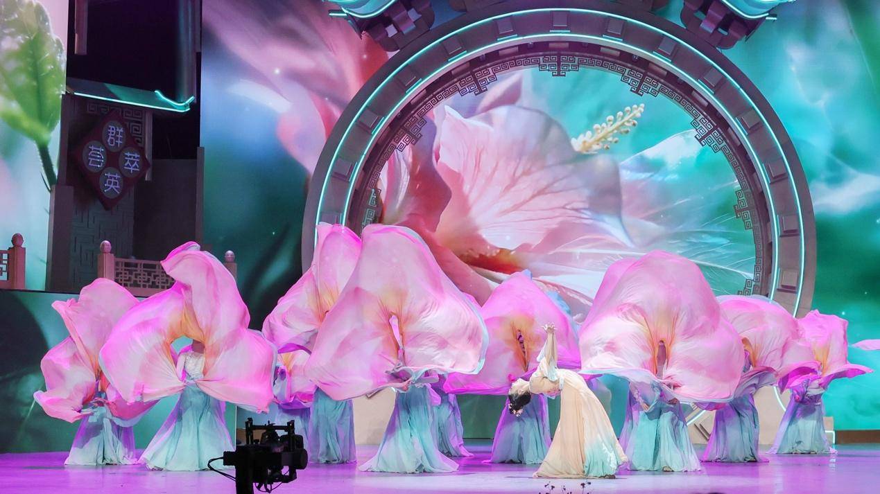 太美了！成都原創(chuàng)舞蹈《芙蓉似錦滿城花》綻放央視舞臺(tái)