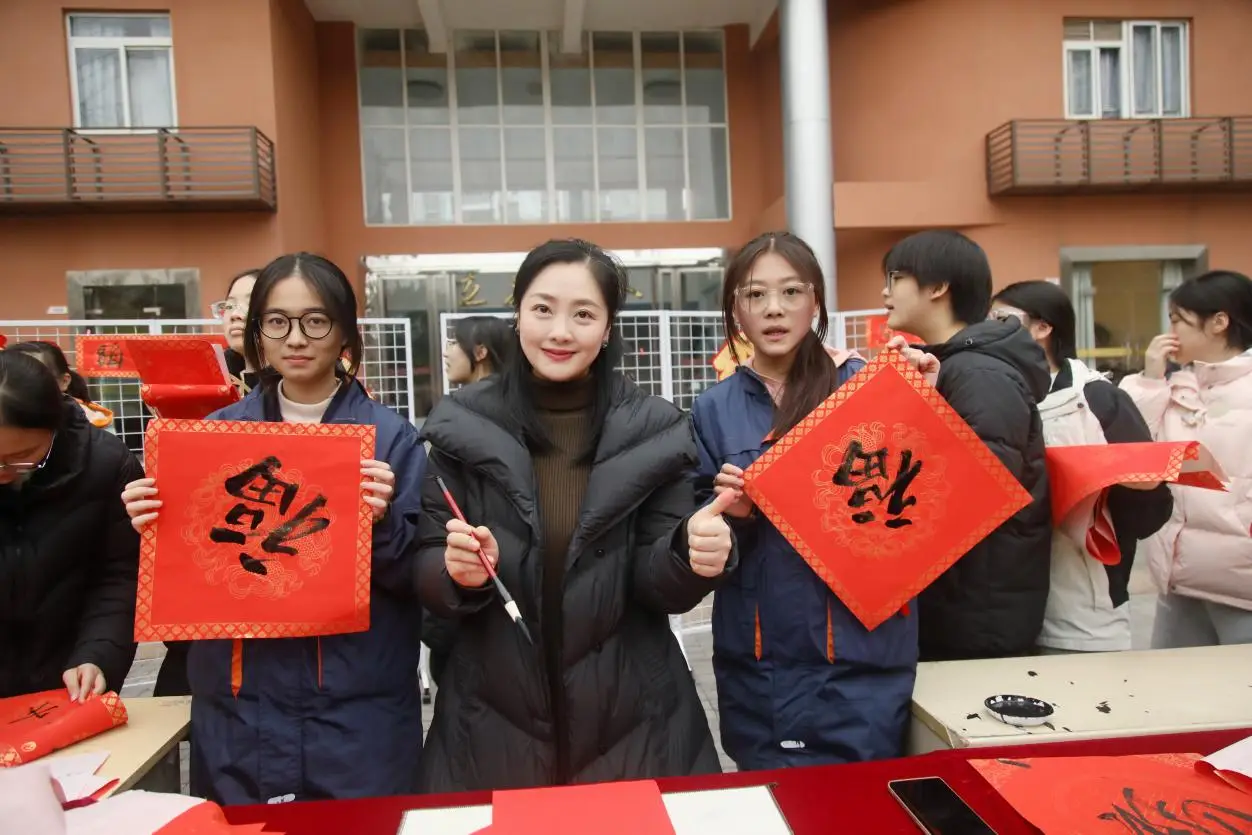 揮毫剪紙猜燈謎，兩江育才中學(xué)新春活動有滋有味