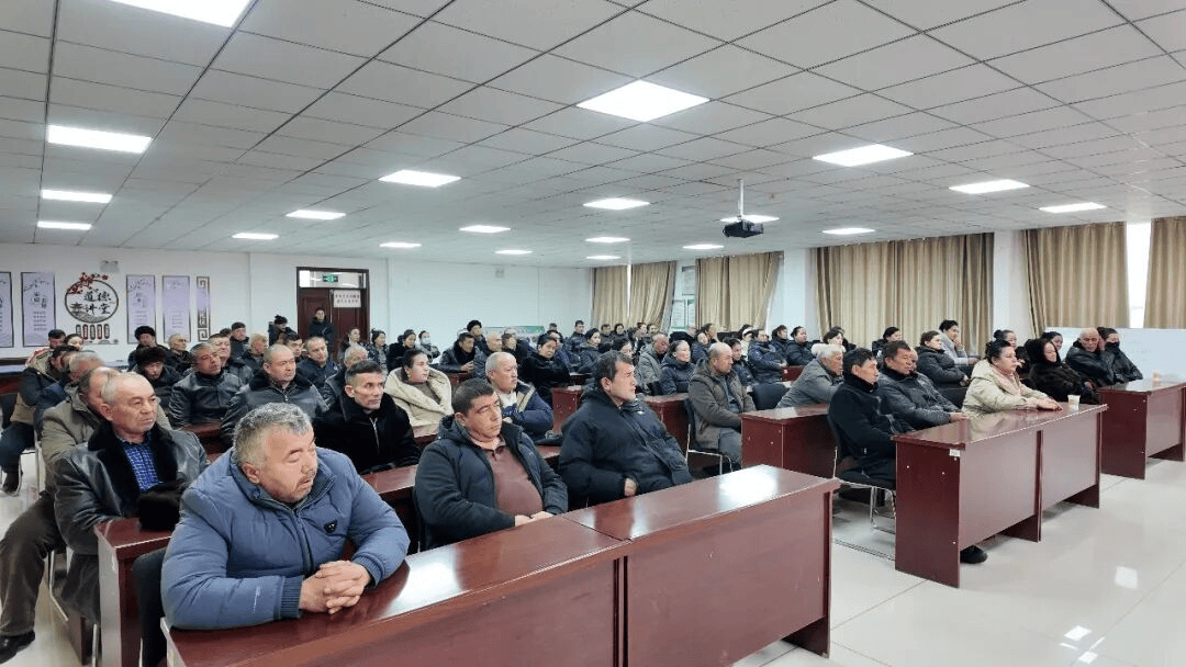 阿圖什市開展特色林果業(yè)冬春季科技培訓(xùn)