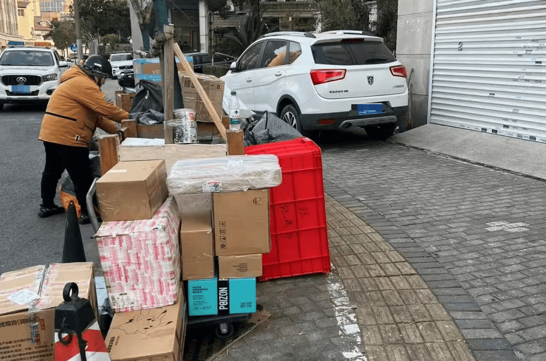 人行道變快遞“卸貨分揀場”，如何還路于民？