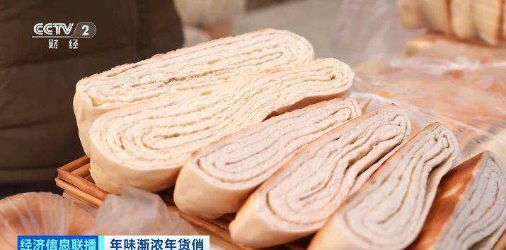 河南鄭州年貨美食熱銷(xiāo)，古鎮(zhèn)大集人氣旺