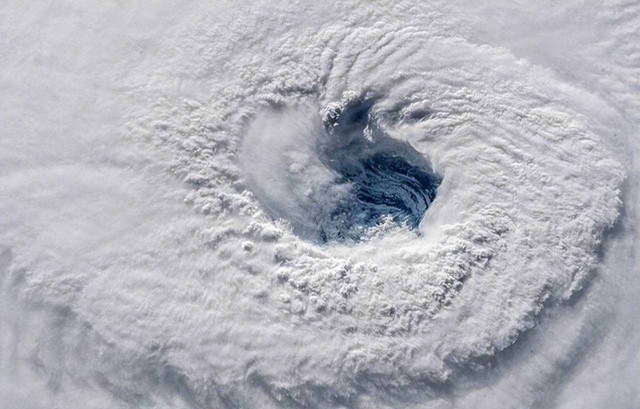 原創(chuàng)美國22州進入緊急狀態(tài)！居民涌入超市搶空貨架，中國領(lǐng)館緊急提醒