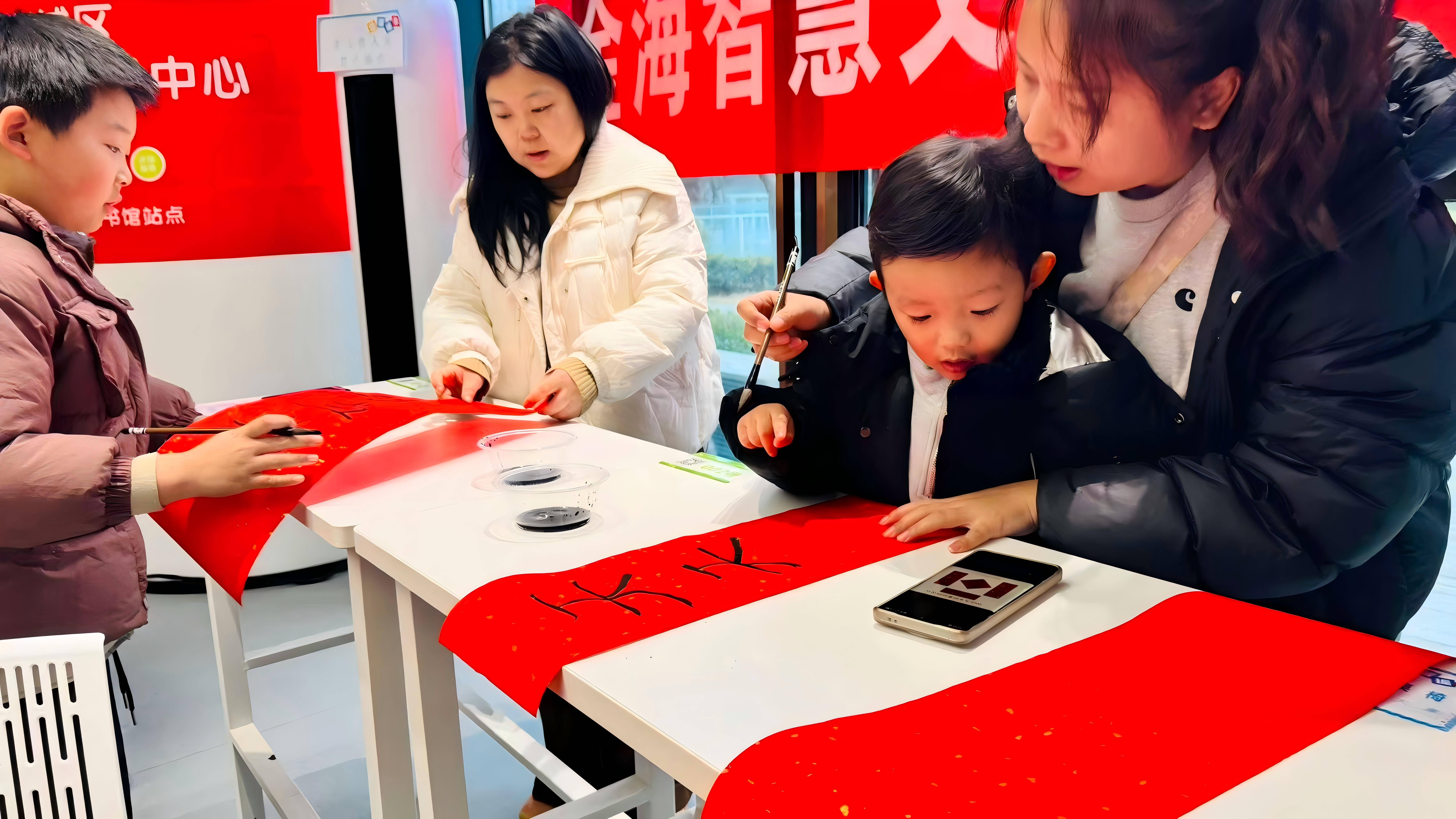 原創(chuàng)新城區(qū)圖書館“講年俗 品年味”引領(lǐng)親子家庭沉浸式體驗(yàn)中國年