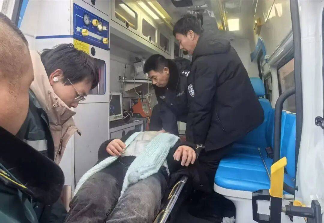 四川女大學(xué)生東北雪地里摔暈后，3根手指或面臨截肢