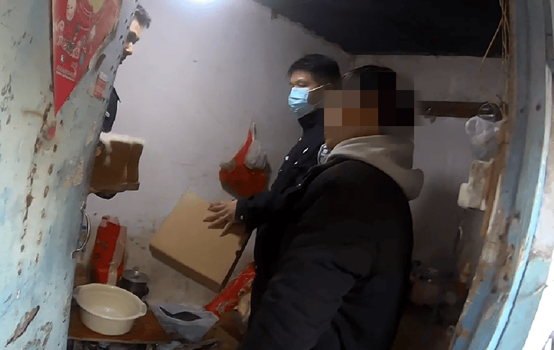 海鹽一超市門(mén)口的快遞包裹連續(xù)被盜，小偷落網(wǎng)！