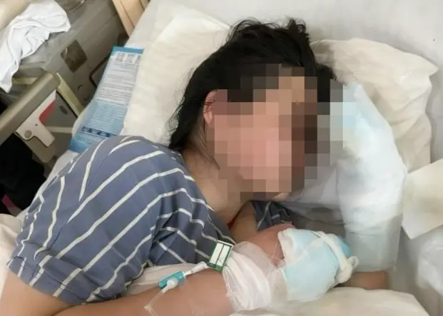 四川女大學(xué)生東北雪地里摔暈后，3根手指或面臨截肢