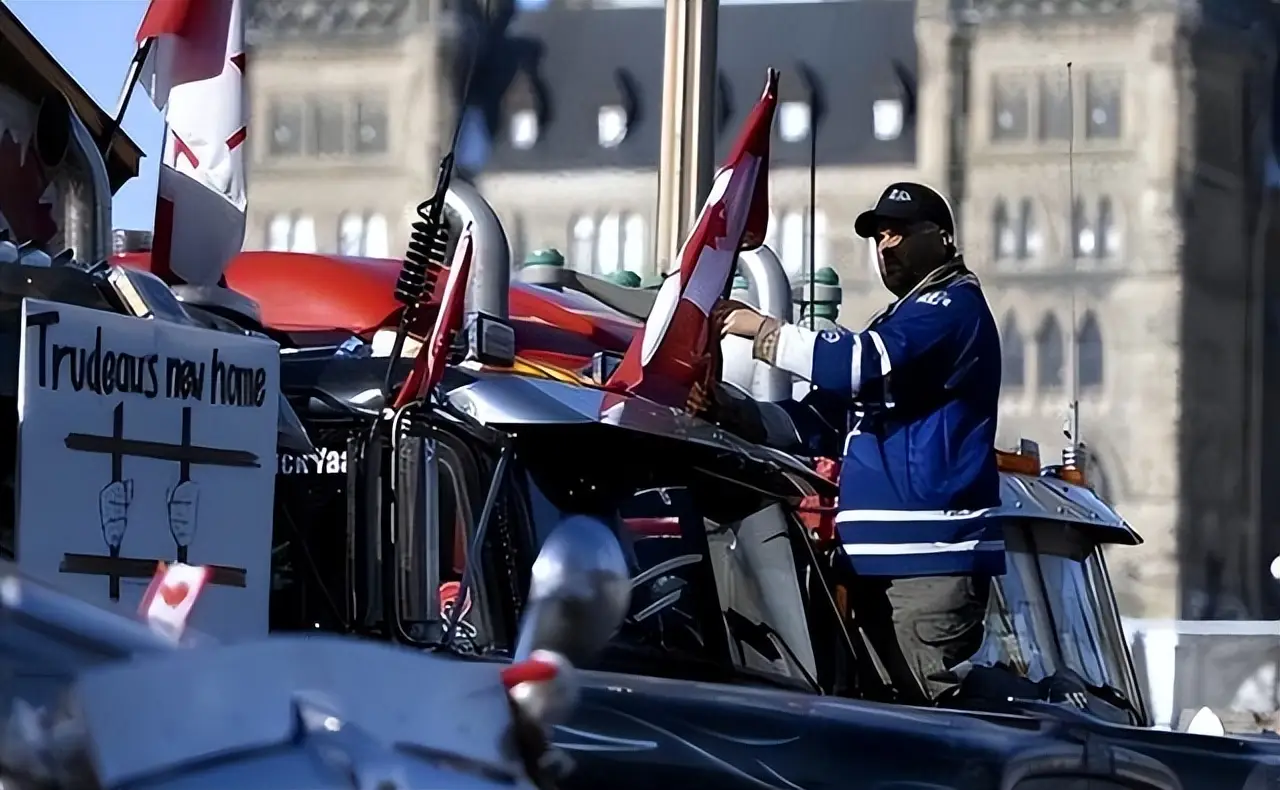 原創(chuàng)美國22州進入緊急狀態(tài)！居民涌入超市搶空貨架，中國領(lǐng)館緊急提醒