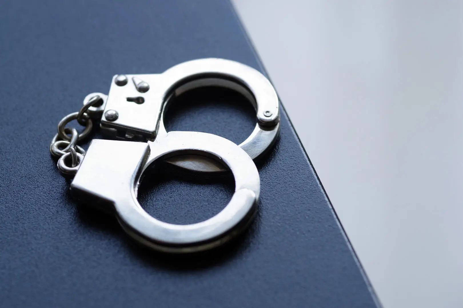 非法獲取、出售數(shù)萬條快遞單號信息，一快遞員因侵犯公民個人信息罪獲刑