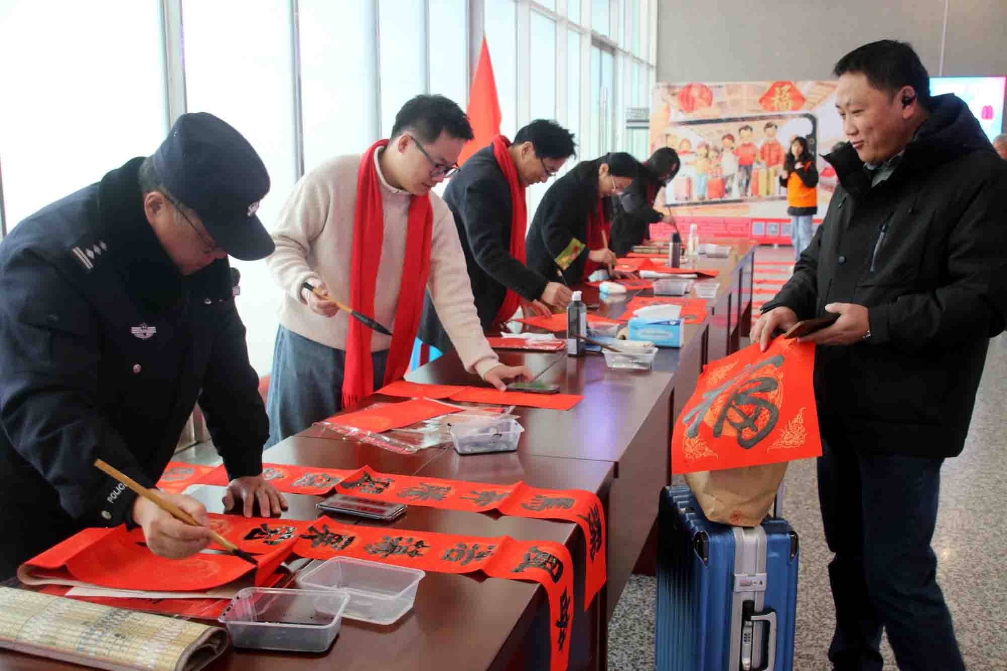 蘇州：相城區(qū)書法家揮毫送“?！?情暖返鄉(xiāng)旅途