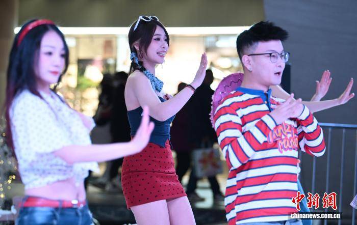 南京年輕人“隨機(jī)舞蹈”舞動青春活力