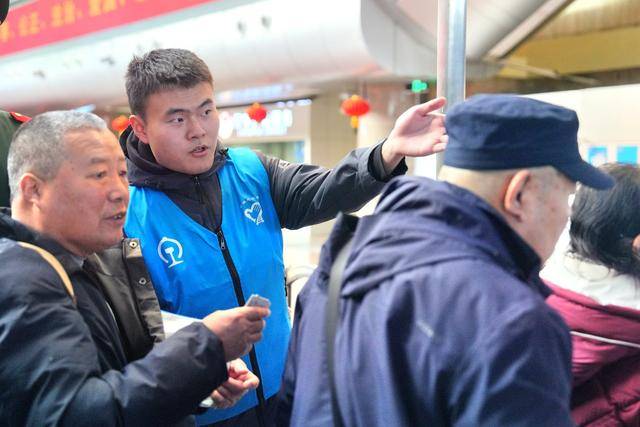 有事找“藍(lán)馬甲”！大學(xué)生志愿者懷揣自編“秘籍”服務(wù)春運(yùn)