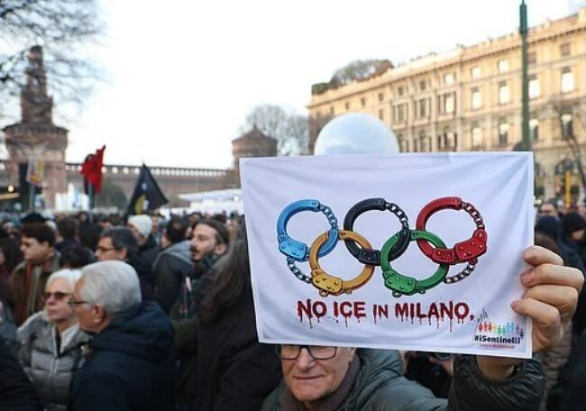 原創(chuàng)意大利示威者米蘭集會，抗議美國移民與海關執(zhí)法局參與冬奧會安保
