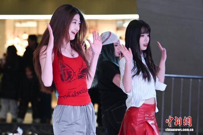 南京年輕人“隨機(jī)舞蹈”舞動青春活力