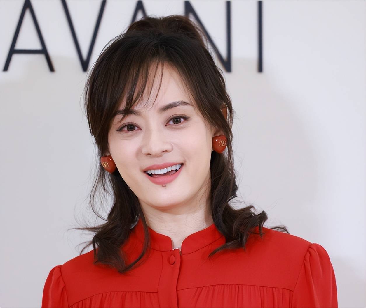 “全家移民”真相大白僅半年，43歲孫儷再傳喜訊，張藝謀真沒撒謊