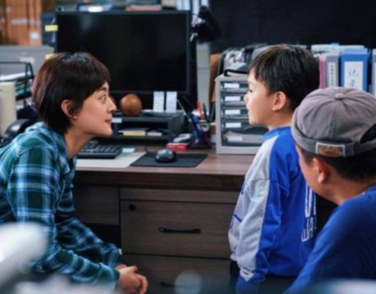 “全家移民”真相大白僅半年，43歲孫儷再傳喜訊，張藝謀真沒撒謊