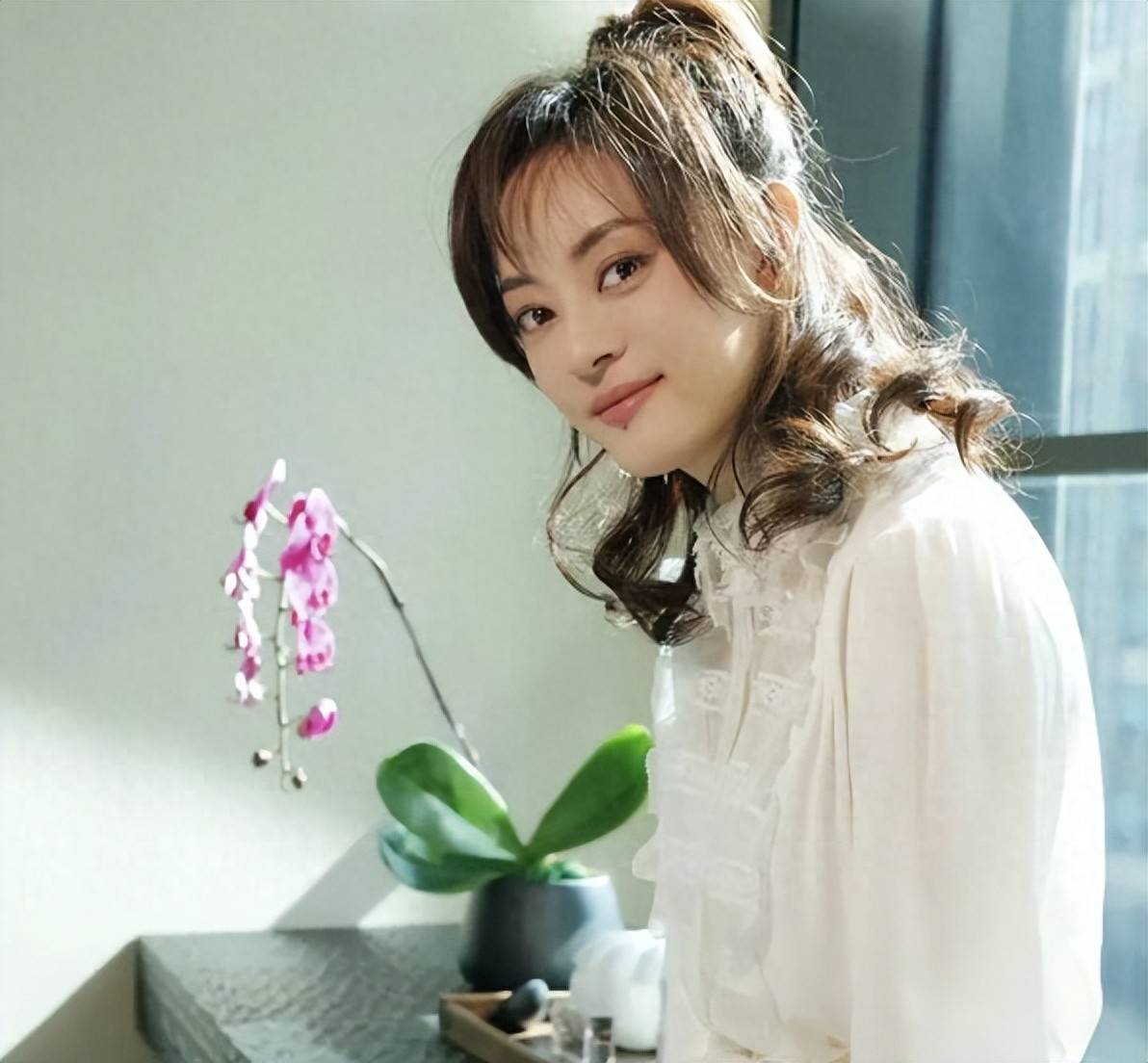 “全家移民”真相大白僅半年，43歲孫儷再傳喜訊，張藝謀真沒撒謊