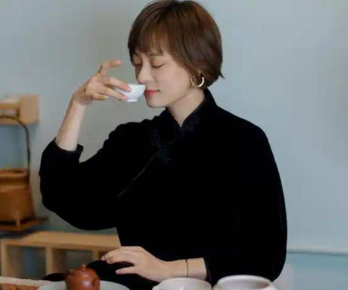 “全家移民”真相大白僅半年，43歲孫儷再傳喜訊，張藝謀真沒撒謊