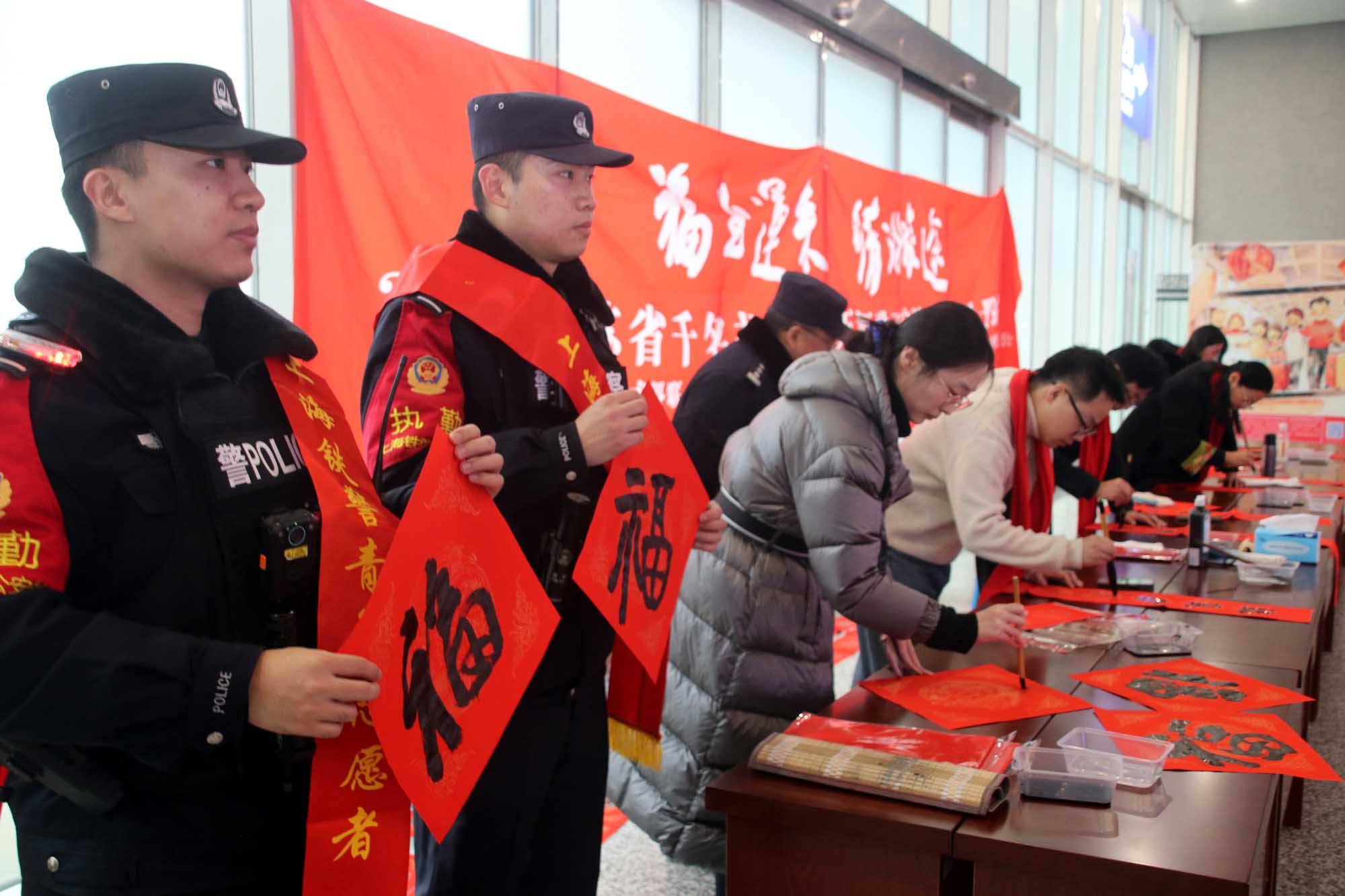 蘇州：相城區(qū)書法家揮毫送“福” 情暖返鄉(xiāng)旅途