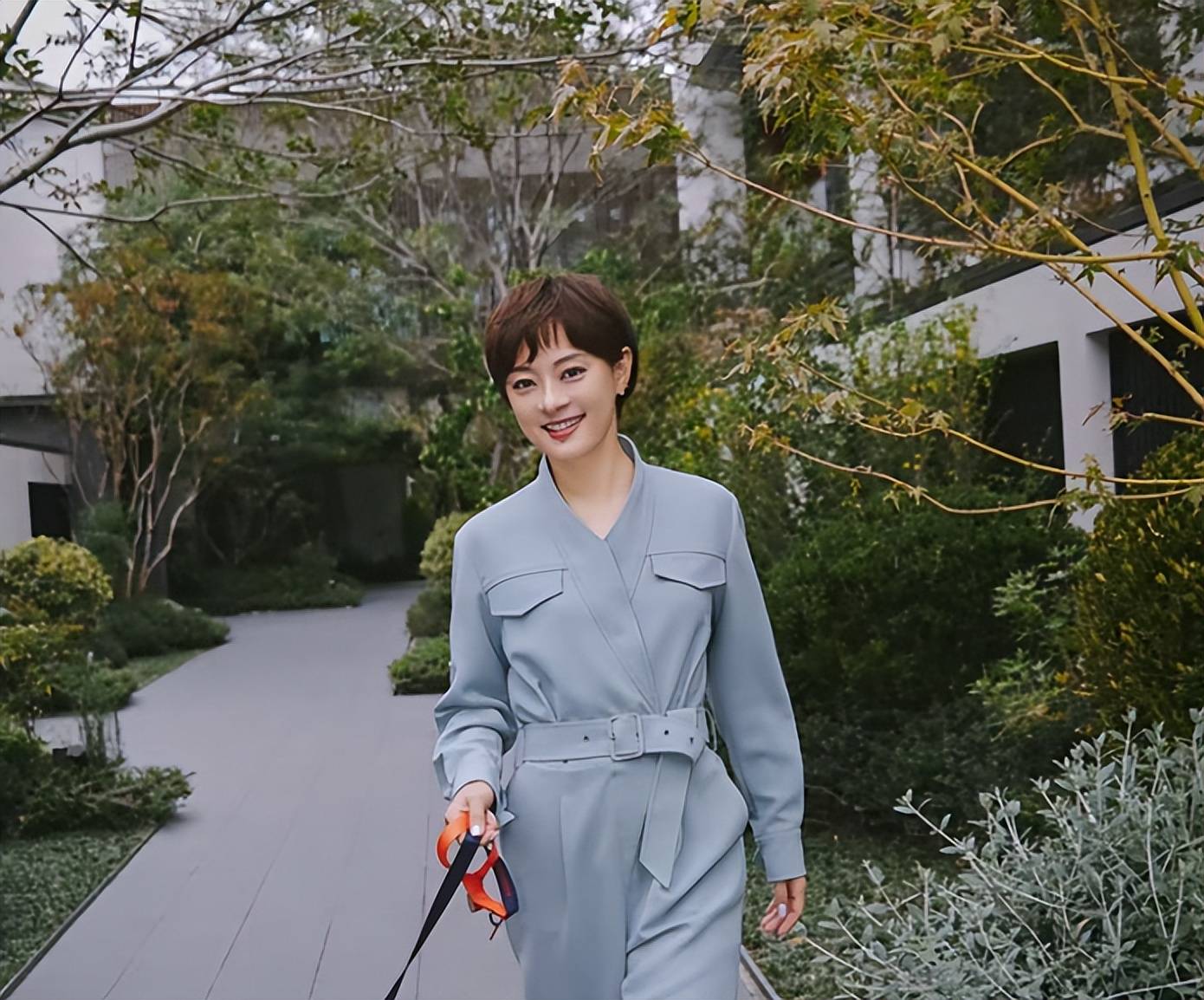 “全家移民”真相大白僅半年，43歲孫儷再傳喜訊，張藝謀真沒撒謊