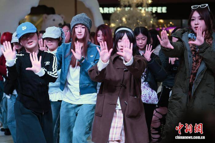 南京年輕人“隨機(jī)舞蹈”舞動青春活力