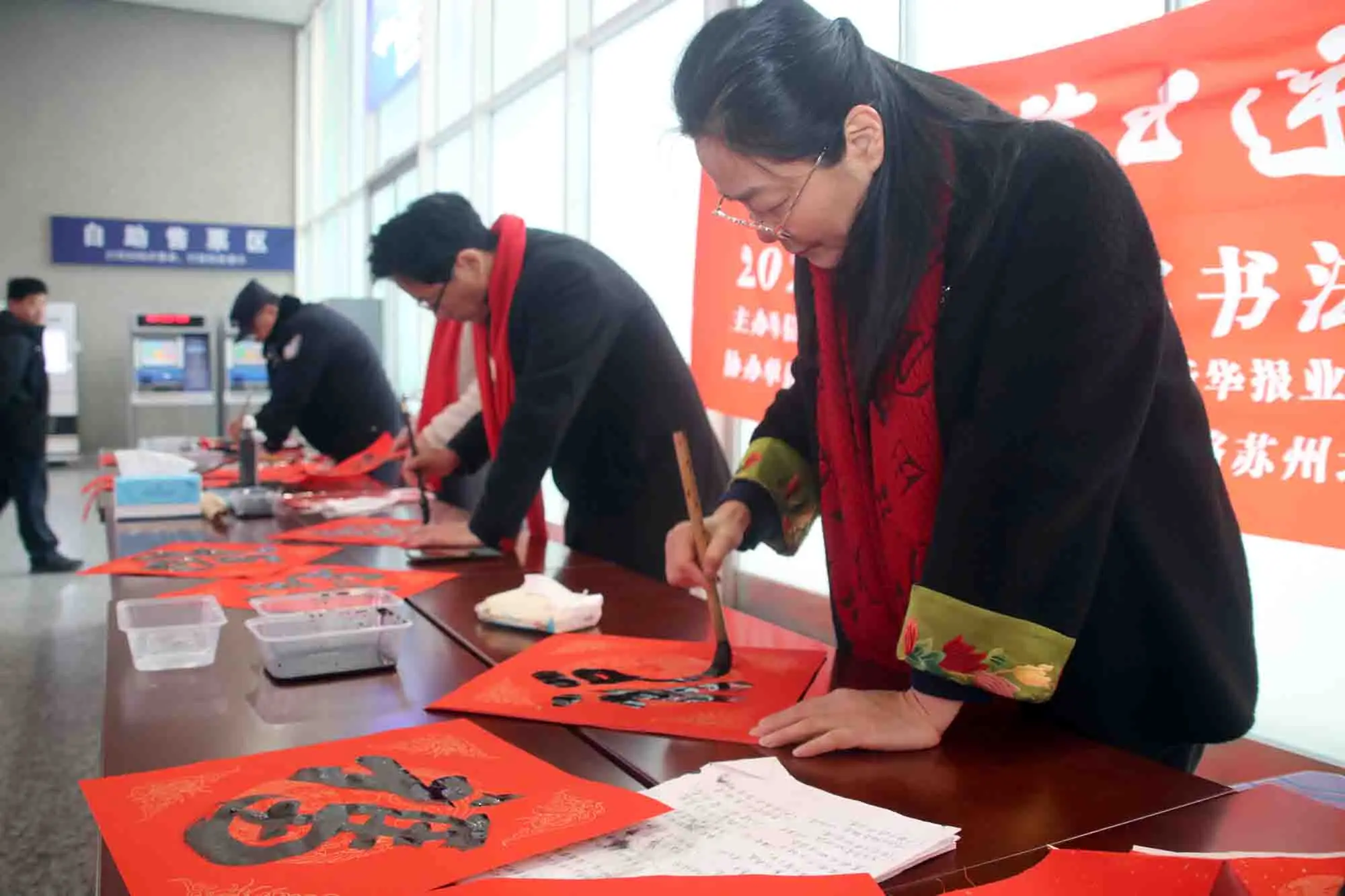 蘇州：相城區(qū)書法家揮毫送“福” 情暖返鄉(xiāng)旅途