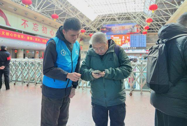 有事找“藍(lán)馬甲”！大學(xué)生志愿者懷揣自編“秘籍”服務(wù)春運(yùn)