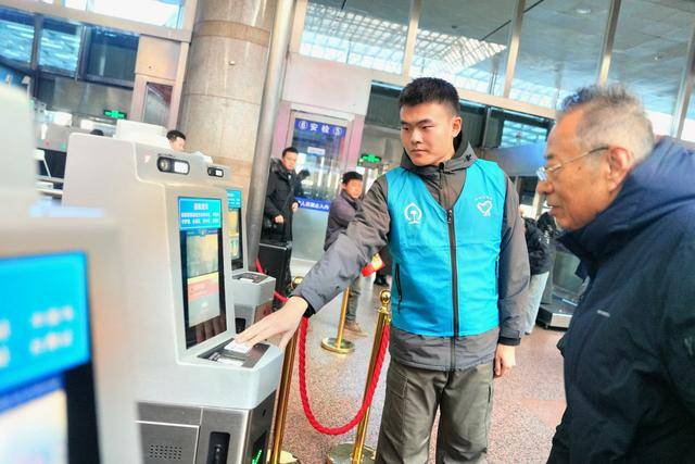 有事找“藍(lán)馬甲”！大學(xué)生志愿者懷揣自編“秘籍”服務(wù)春運(yùn)