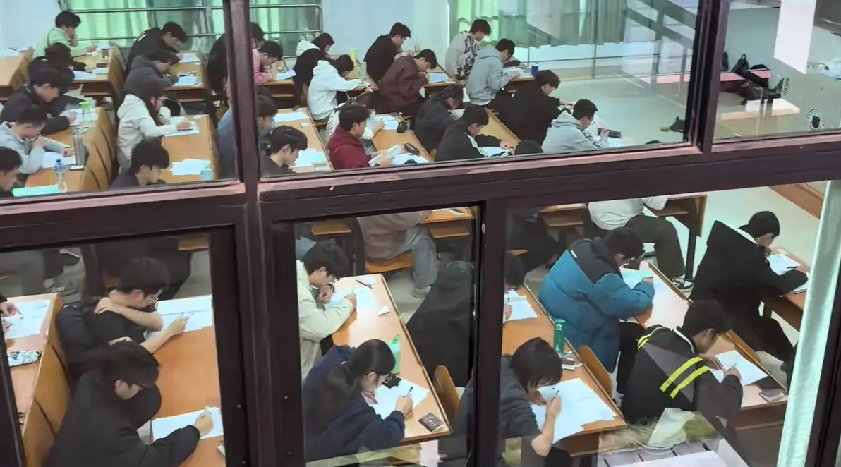 原創(chuàng)大學(xué)得罪老師有多慘！南方某醫(yī)科大學(xué)，專業(yè)106人有70人高數(shù)掛科