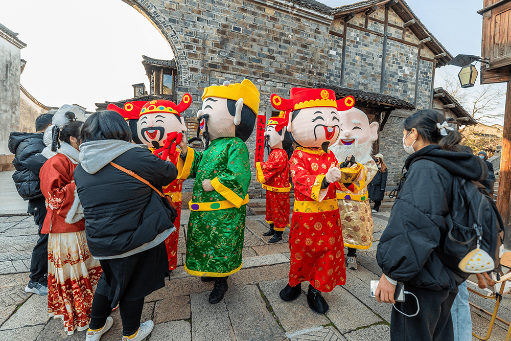 民俗戲劇化轉(zhuǎn)譯，浙江烏鎮(zhèn)“復(fù)活”烏將軍迎水鄉(xiāng)新春