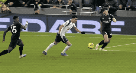 0-2到2-2 英超BIG6內(nèi)戰(zhàn)太戲?。籂?zhēng)議進(jìn)球+神龍擺尾 8.8億豪門(mén)9輪1勝