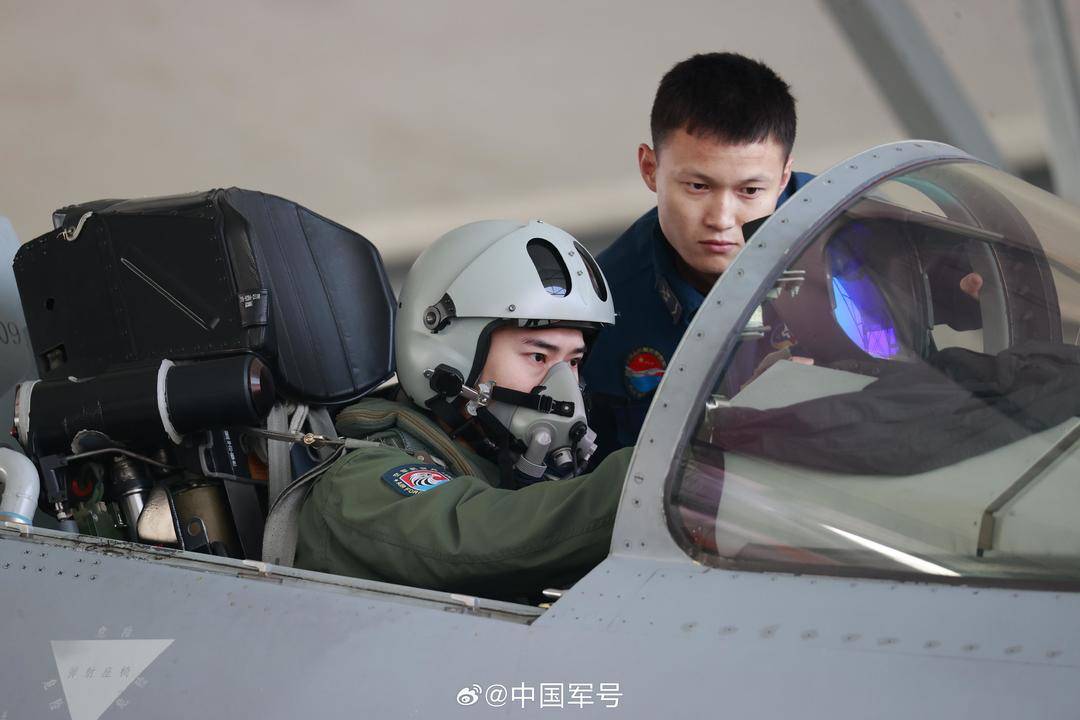 一鍵收藏！解鎖戰(zhàn)鷹冬日訓(xùn)練最新壁紙