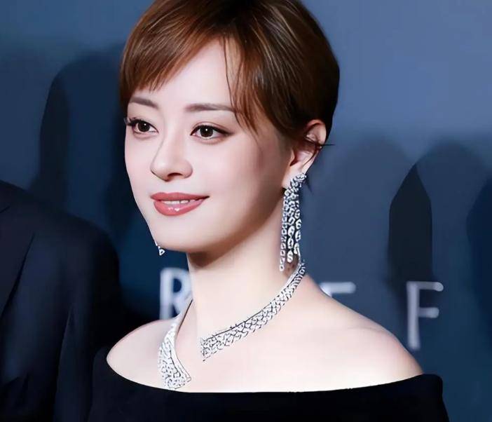 “全家移民”真相大白僅半年，43歲孫儷再傳喜訊，張藝謀真沒撒謊