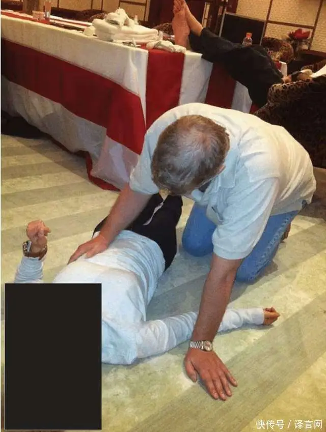 原創(chuàng)愛潑斯坦檔案曝照，安德魯王子四肢著地壓女性身上，姿態(tài)令人不適