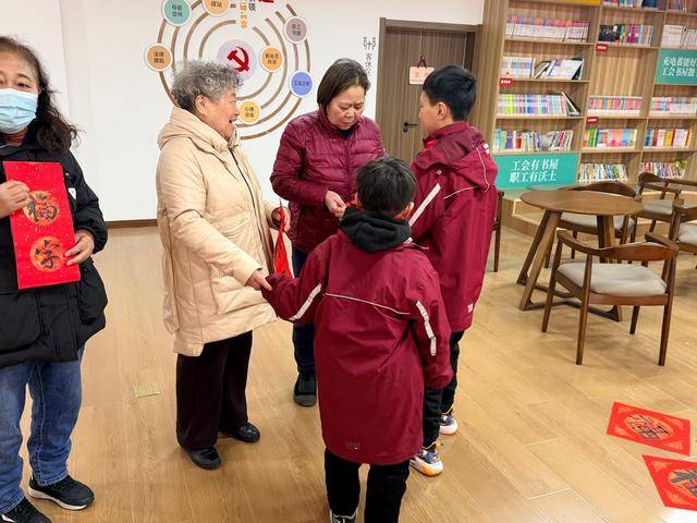 鄭州市二七區(qū)京廣路小學(xué)“小小書法家”把祝福送給普通民眾