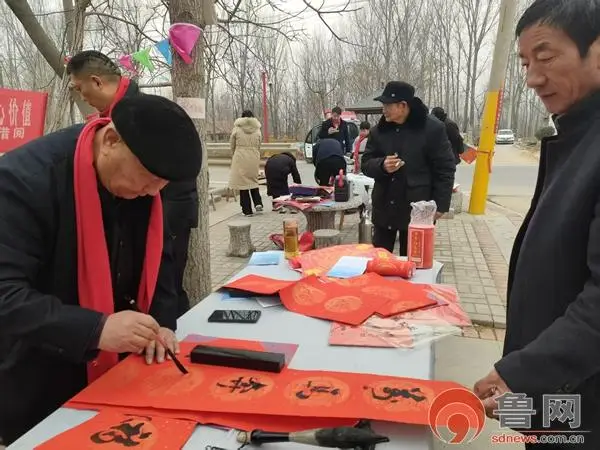 原創(chuàng)棗莊市山亭區(qū)王思營(yíng)民辦圖書館開展“紅紙墨香傳福韻 敬老溫情暖社區(qū)”活動(dòng)