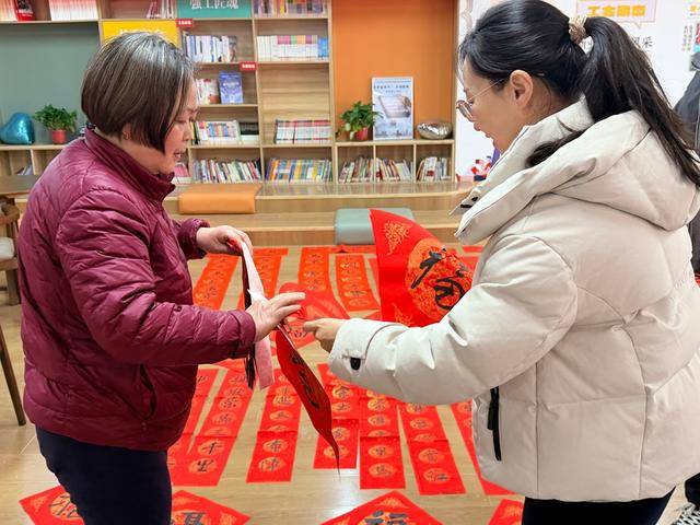 鄭州市二七區(qū)京廣路小學(xué)“小小書法家”把祝福送給普通民眾