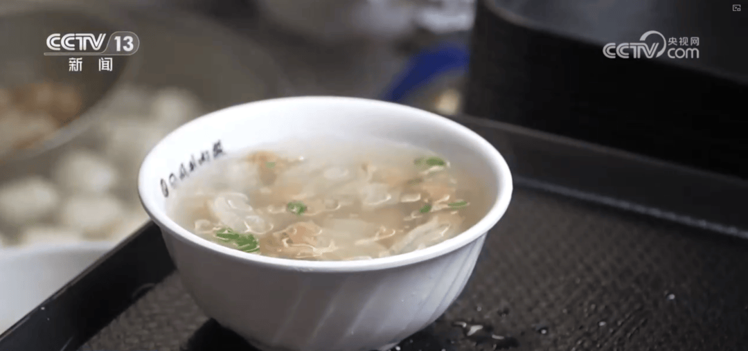 特色小吃串點(diǎn)成線變身“流量密碼” “美食+”延伸文旅消費(fèi)鏈條