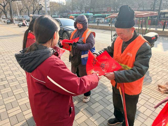 鄭州市二七區(qū)京廣路小學(xué)“小小書法家”把祝福送給普通民眾