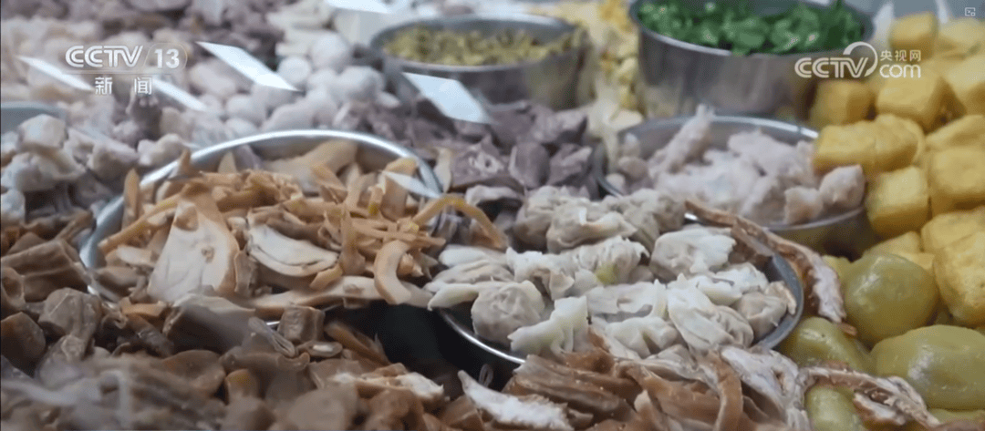 特色小吃串點(diǎn)成線變身“流量密碼” “美食+”延伸文旅消費(fèi)鏈條