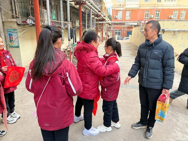 鄭州市二七區(qū)京廣路小學(xué)“小小書法家”把祝福送給普通民眾
