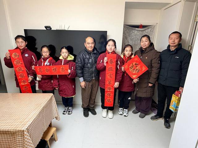 鄭州市二七區(qū)京廣路小學(xué)“小小書法家”把祝福送給普通民眾