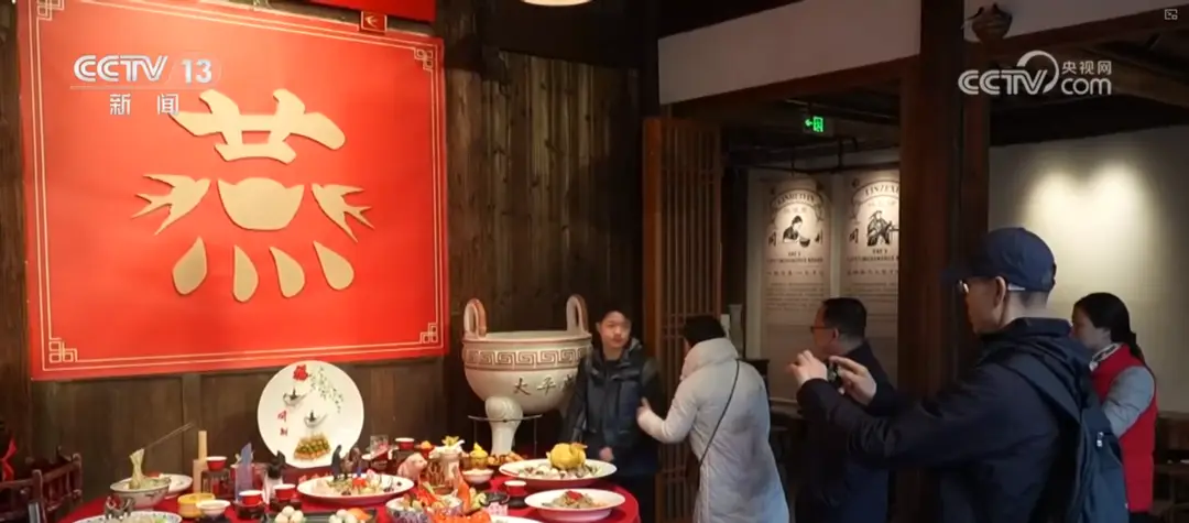 特色小吃串點(diǎn)成線變身“流量密碼” “美食+”延伸文旅消費(fèi)鏈條