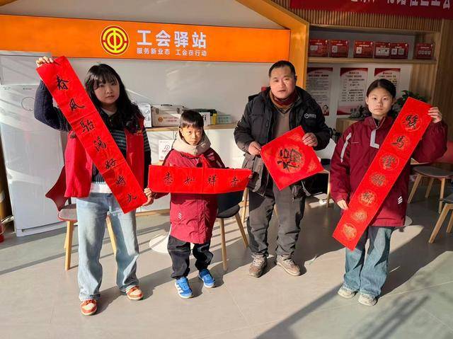 鄭州市二七區(qū)京廣路小學(xué)“小小書法家”把祝福送給普通民眾