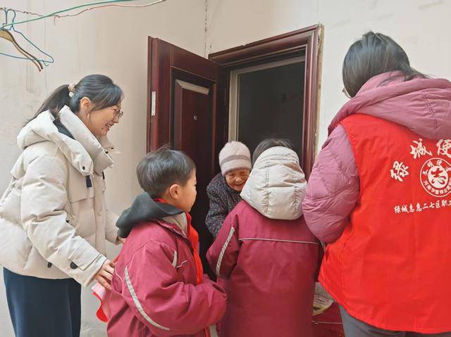 鄭州市二七區(qū)京廣路小學(xué)“小小書法家”把祝福送給普通民眾