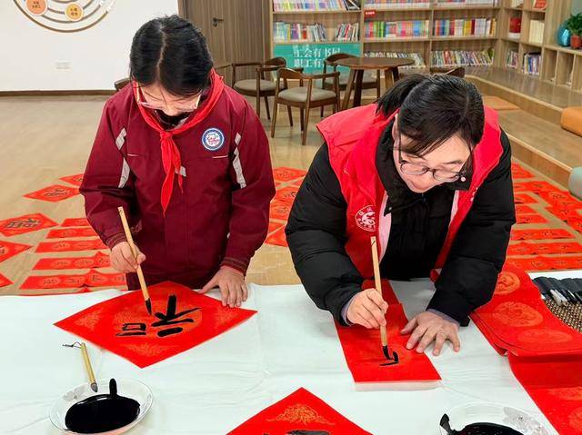 鄭州市二七區(qū)京廣路小學(xué)“小小書法家”把祝福送給普通民眾