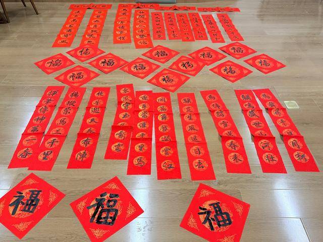 鄭州市二七區(qū)京廣路小學(xué)“小小書法家”把祝福送給普通民眾