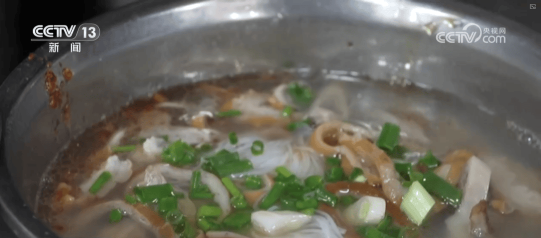 特色小吃串點(diǎn)成線變身“流量密碼” “美食+”延伸文旅消費(fèi)鏈條