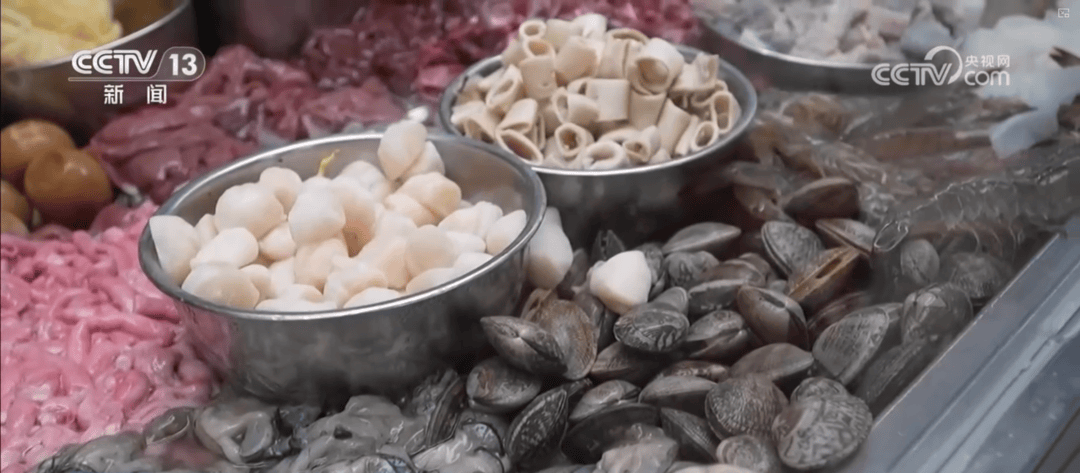 特色小吃串點(diǎn)成線變身“流量密碼” “美食+”延伸文旅消費(fèi)鏈條