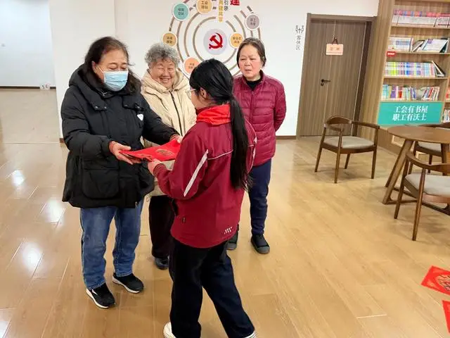 鄭州市二七區(qū)京廣路小學(xué)“小小書法家”把祝福送給普通民眾