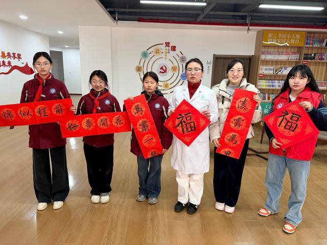 鄭州市二七區(qū)京廣路小學(xué)“小小書法家”把祝福送給普通民眾